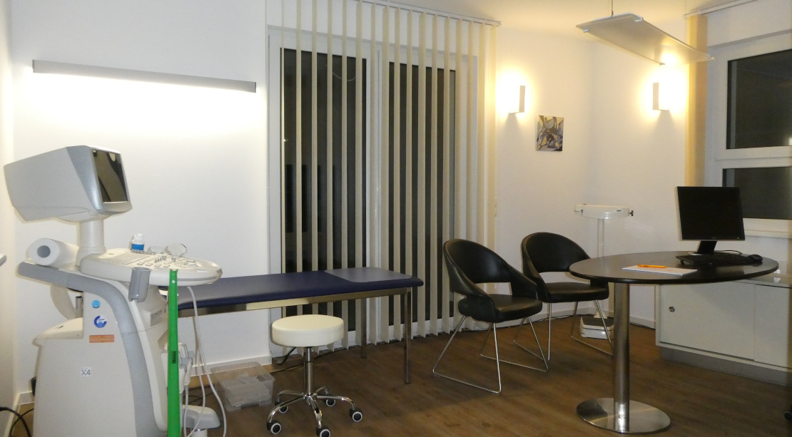 Behandlungszimmer 1 mit Ultraschallgerät